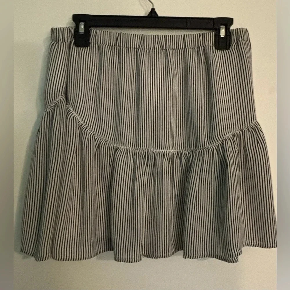 Banana Republic Womens Sz S‎ Black White Pinstripe Skirt Lace Accent No BR label